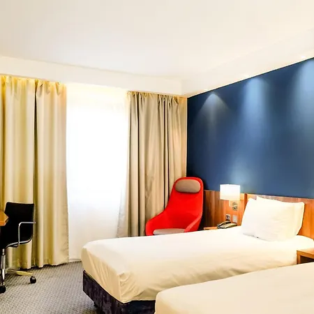 Holiday Inn Express Harlow By Ihg Exterior photo